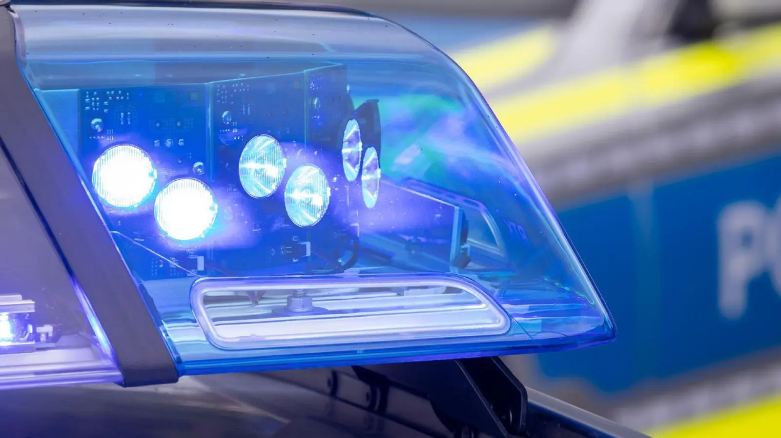 Die Polizei leitet ein Bußgeldverfahren gegen alle Gaffer ein. (Symbolbild) (Foto: Daniel Karmann/dpa)