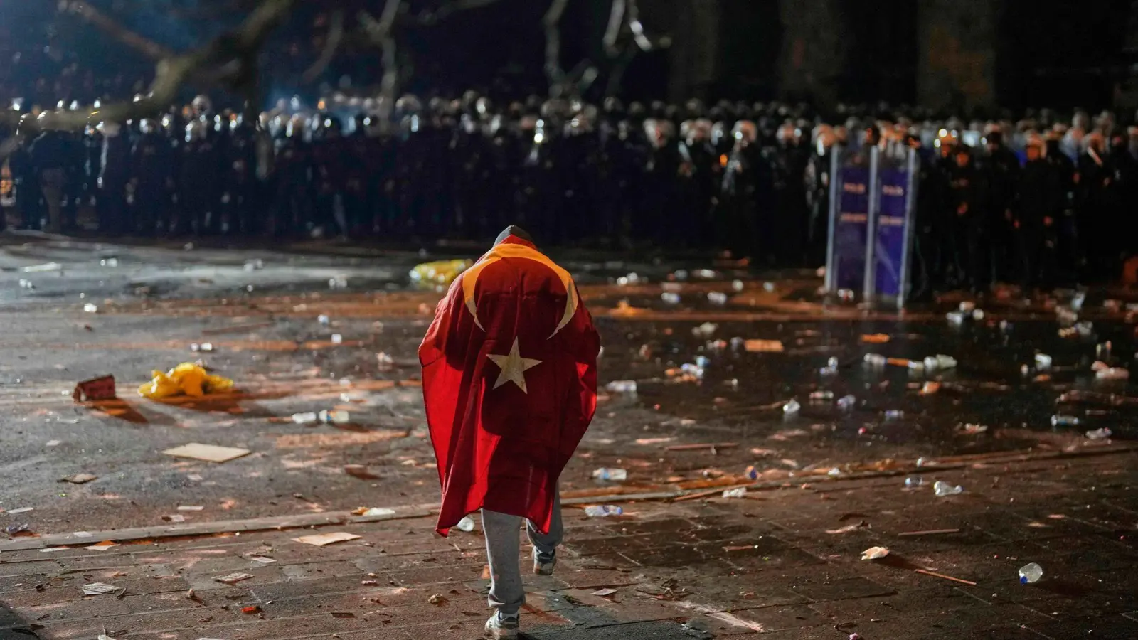 Landesweit gingen Menschen in der Türkei in den vergangenen Tagen auf die Straße. (Foto: Khalil Hamra/AP/dpa)