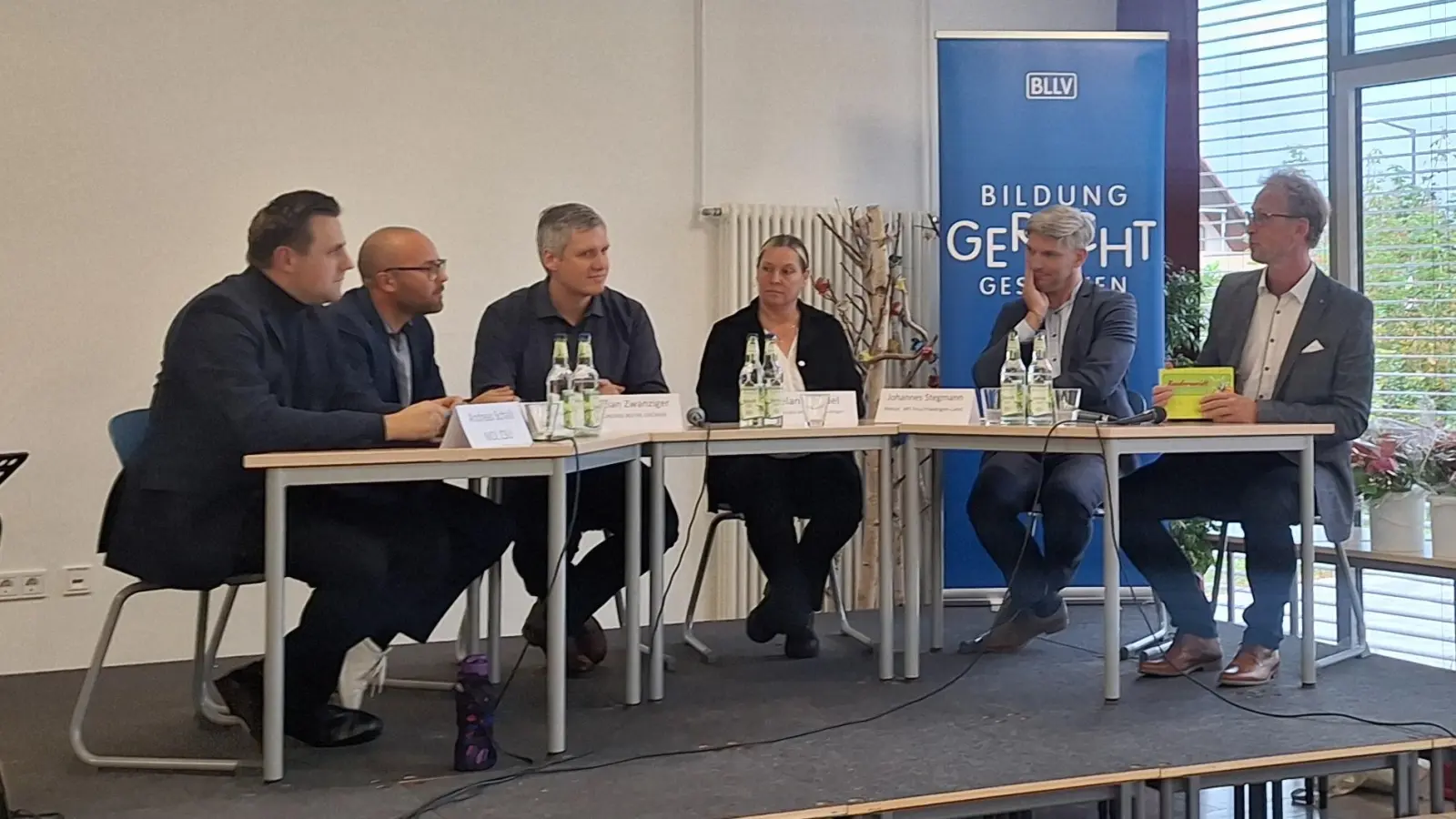 Andreas Schalk (CSU), Felix Locke (Freie Wähler), Christian Zwanziger (Bündnis 90/Die Grünen), Elternvertreterin Melanie Rödel, Schulleiter Johannes Stegmann und Moderator Christoph Weidmann (von links) bei der Podiumsdiskussion.  (Foto: Daniela Ramsauer)