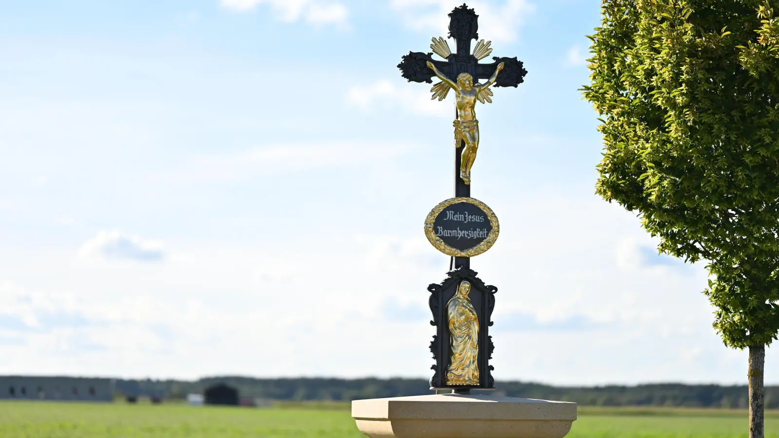 Dieses Feldkreuz bei Arberg wurde von seinem Sandsteinblock gezogen und zerstört. Inzwischen leuchtet es in neuem Glanz.  (Foto: Manfred Blendinger)