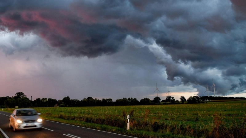 Der DWD warnt am Dienstagabend vor Unwetter. (Symbolbild: Patrick Pleul/dpa/dpa-tmn)