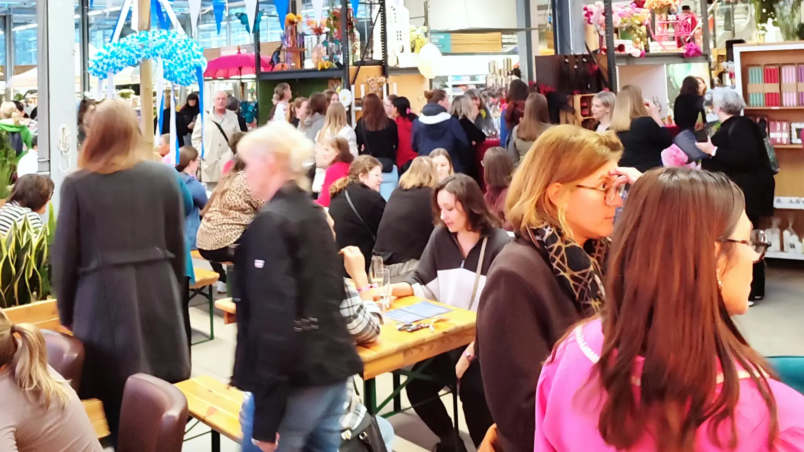 Über 150 Besucherinnen trafen sich in der BGU zu einem abwechslungsreichen Abend rund um Handwerk, Kreativität und Genuss.  (Foto: BGU Fachmarkt)