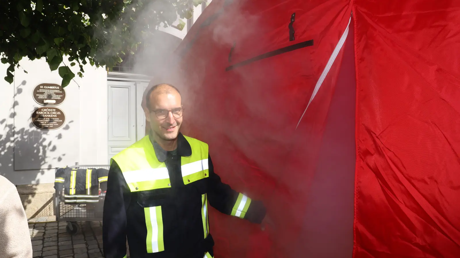 Ein verrauchtes Zelt in Augenschein zu nehmen: Dies ist beim Tag der Feuerwehr möglich. (Foto: Oliver Herbst)