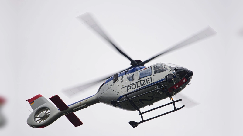 Bei der Suchaktion über Dinkelsbühl war auch ein Polizeihubschrauber im Einsatz. (Foto: Robert Michael/dpa-Zentralbild/ZB/Symbolbild)