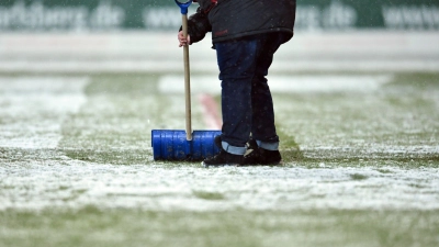 Die Fans von Union wollen beim Schneeschippen helfen. (Symbolbild) (Foto: Uwe Anspach/dpa)