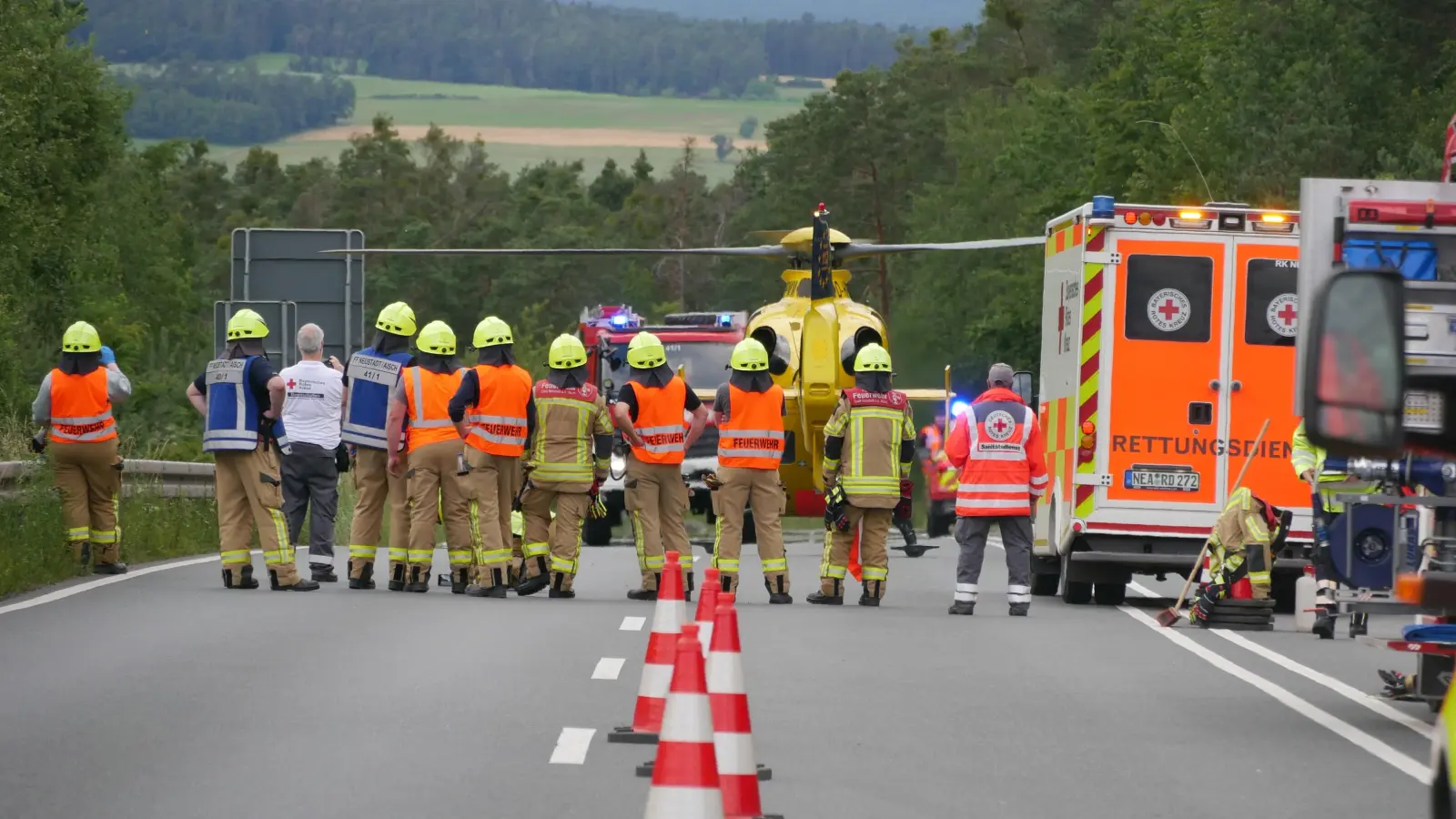 Ein Großaufgebot an Rettungskräften war am Sonntagabend bei einem Unfall auf der B8. Auch der Rettungshubschrauber wurde angefordert. (Foto: Ulrike Ganter)