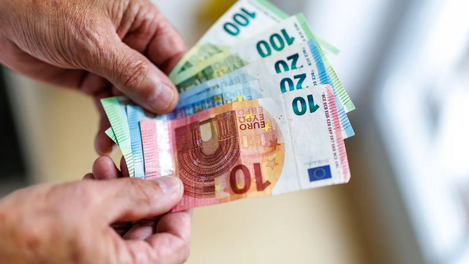 Brutto gleich netto? Nicht ganz. Aber bei der Aktivrente sind die Abzüge trotzdem vergleichsweise gering. (Foto: Matthias Balk/dpa)