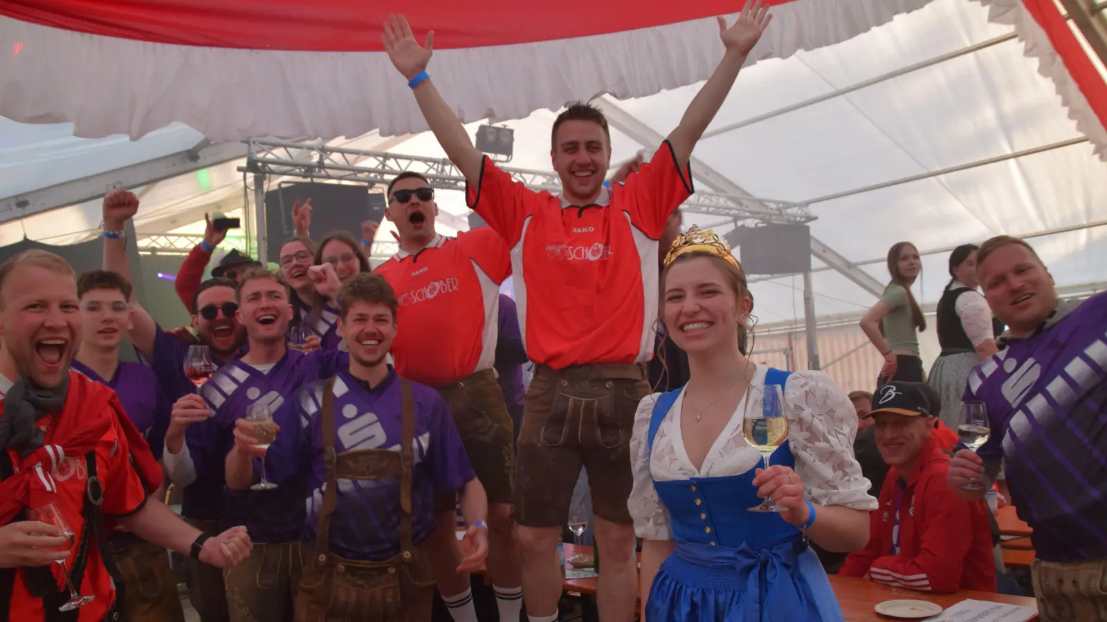 Gute Stimmung schon zu Beginn bei der SG Hohlach/Adelshofen. Weinprinzessin Miriam Lehrieder stößt gerne mit der Gruppe an. (Foto: Gerhard Krämer)