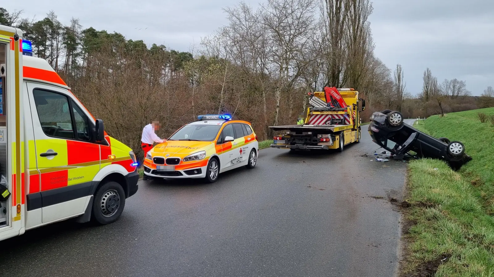 Auf dem Dach blieb das Auto des 18-Jährigen auf der alten B8 bei Emskirchen liegen. (Foto: Rainer Weiskirchen)