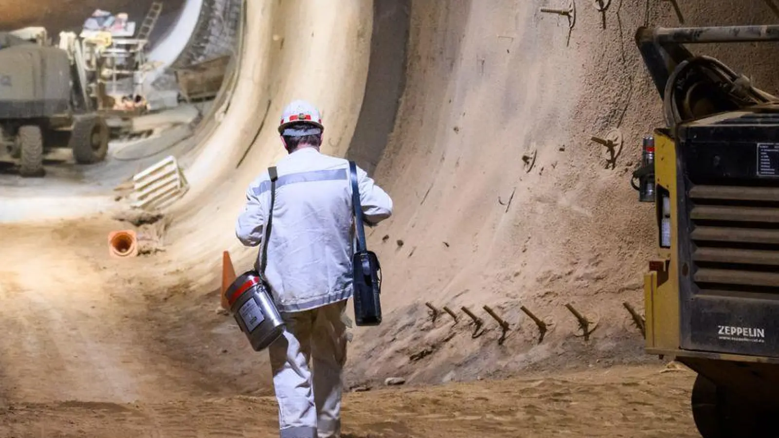 Der Schacht Konrad ist das erste genehmigte Atommüllendlager in Deutschland. Zu Beginn der 2030er Jahre soll die Einlagerung von bis zu 303.000 Kubikmetern schwach- und mittelradioaktiver Abfälle beginnen. (Archivbild) (Foto: Julian Stratenschulte/dpa)