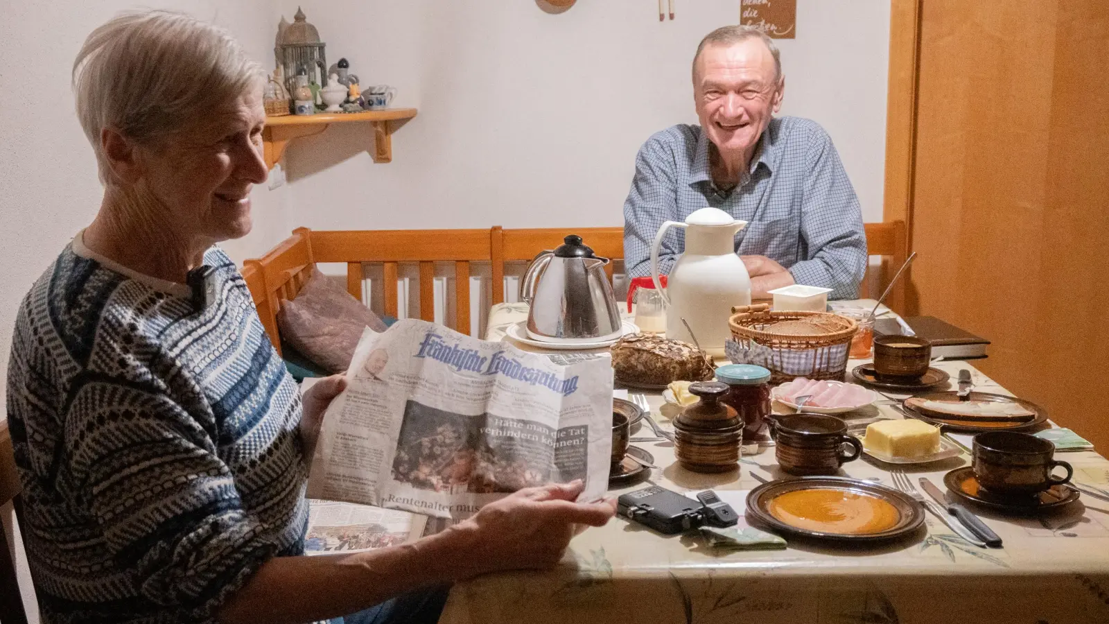 Nach der morgendlichen Runde frühstückt das Ehepaar Reinhard jeden Tag gemeinsam. Die Zeitung wird selbstverständlich auch gelesen. (Foto: Luca Paul)