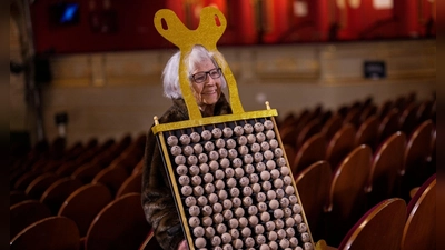 Rund 400 Zuschauer konnten die Ziehung der Glückszahlen im Madrider Teatro Real direkt miterleben.  (Foto: Bernat Armangue/AP/dpa)