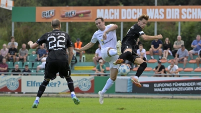 Im Pokal in Zweikämpfe verstrickt, diesmal fallen sie wohl aus: Lukas Schmidt (Mitte, Ansbach) und Leonard Langhans (rechts, Schweinfurt). (Foto: Martin Rügner)