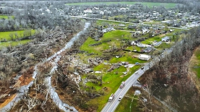 Das Foto der Polizei zeigt eine verwüstete Landschaft nahe Marble Hill in Missouri. (Foto: -/Missouri State Highway Patrol/AP/dpa)
