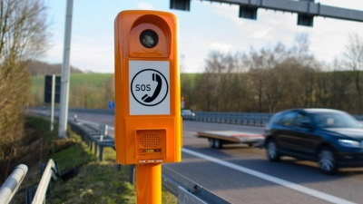 Die orangen Notrufsäulen entlang der Autobahnen sind seit Dienstagabend in ganz Deutschland gestört. (Archivbild) (Foto: Oliver Dietze/Oliver Dietze/dpa/dpa)