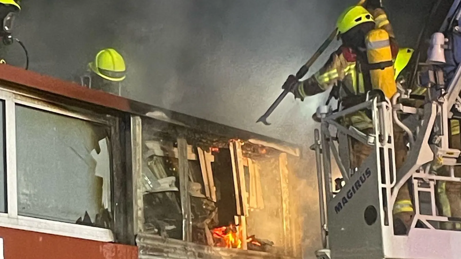 Beim Brand eine Firmenhalle im Industrie- und Gewebegebiet Kleinerlbach mussten teilweise Dach und Außenfassade geöffnet werden. (Foto: Feuerwehr Diespeck)