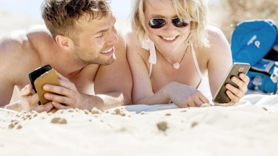 Sommer, Sonne, Strandromantik? Dafür sollte man zwischendurch auch mal das Handy weglegen und analoge Akzente setzen. (Foto: Christin Klose/dpa-tmn)