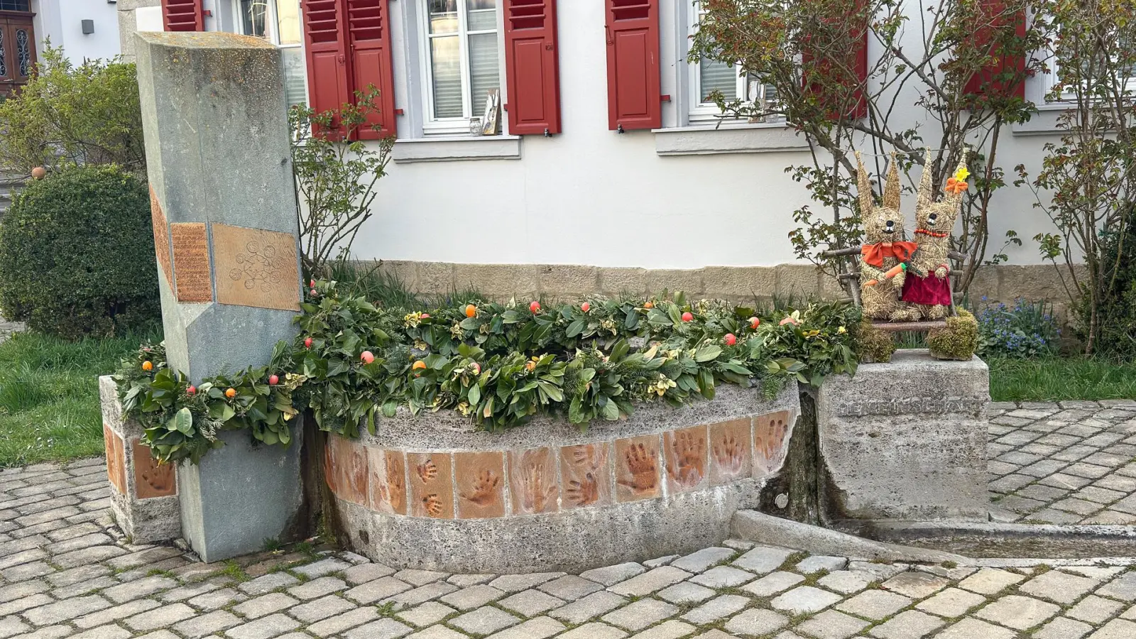 Österlich geschmückt präsentiert sich der Brunnen in Auernhofen (Gemeinde Simmershofen). (Foto: Florian Hirsch)