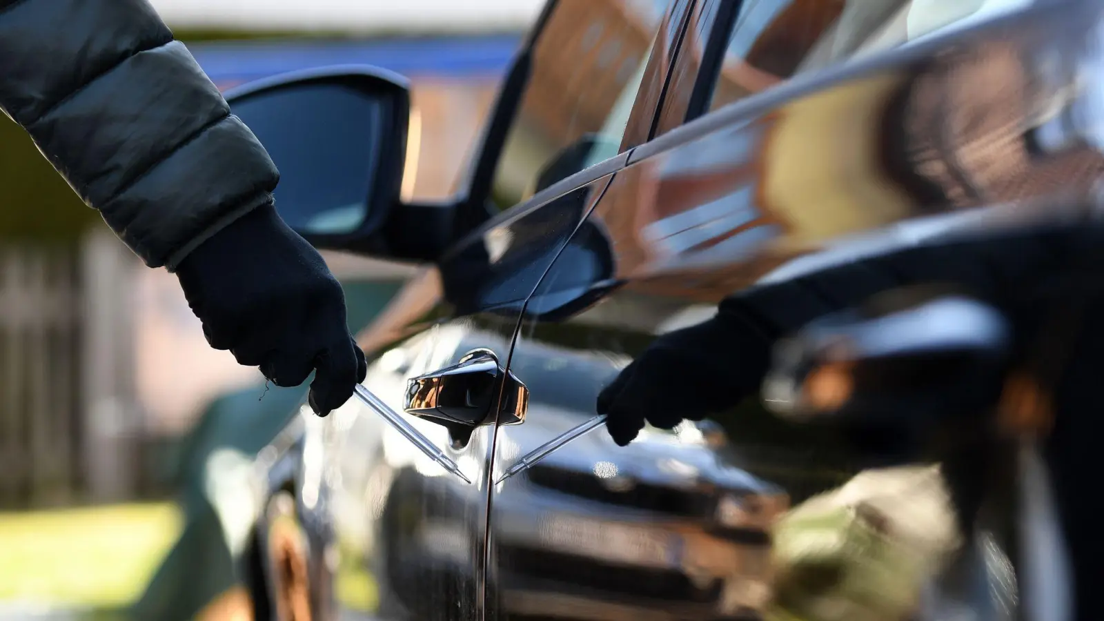 Ein Unbekannter soll in Roth knapp 30 Fahrzeuge verkratzt haben. (Foto: Angelika Warmuth/dpa)