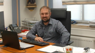 Für Marco Friedel sind Stapel mit Dokumenten auf seinem Schreibtisch auch ein Sinnbild für die vielfältigen Aufgaben, denen sich ein Gemeindeoberhaupt widmen muss. (Foto: Albrecht Flierl)