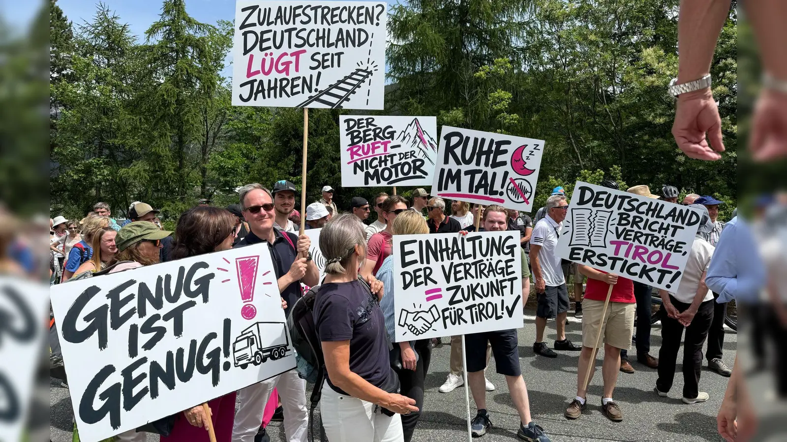 Bei der Demonstration wird auch Kritik an Deutschland geäußert. (Foto: Matthias Röder/dpa)