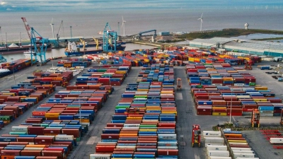 Container im Hafen von Liverpool: Großbritannien ist seit 2021 nicht mehr Mitglied des EU-Binnenmarkts und der Zollunion. (Foto: Peter Byrne/PA/dpa)