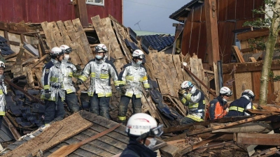 Rettungskräfte arbeiten an einem eingestürzten Gebäude in Wajima. (Foto: -/kyodo/dpa)