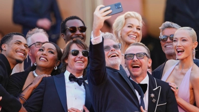 Das Filmteam macht vor dem Eintritt in den Festivalpalast noch schnell ein Selfie. (Archivbild) (Foto: Scott A Garfitt/Invision/AP/dpa)