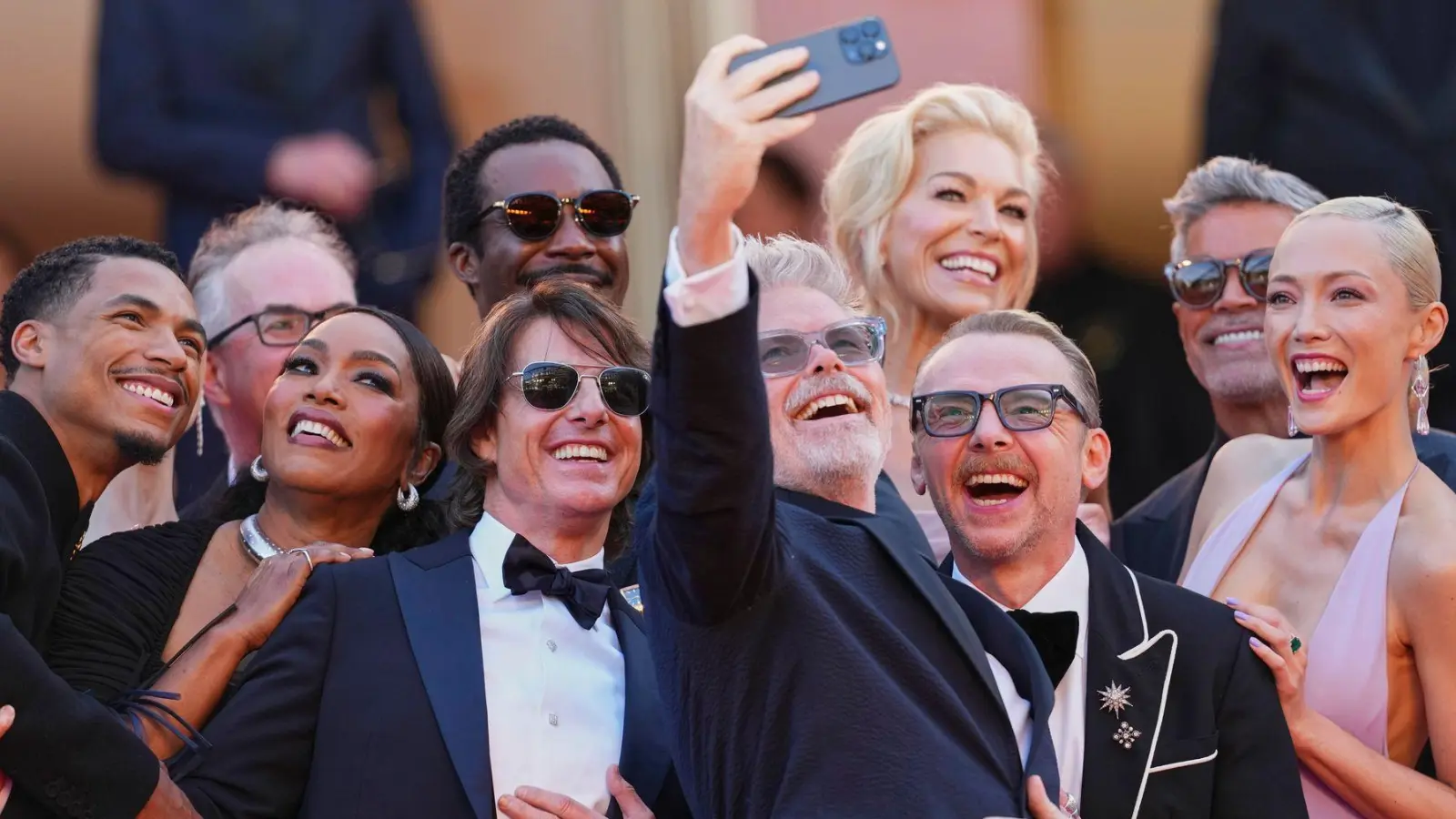 Das Filmteam macht vor dem Eintritt in den Festivalpalast noch schnell ein Selfie. (Archivbild) (Foto: Scott A Garfitt/Invision/AP/dpa)