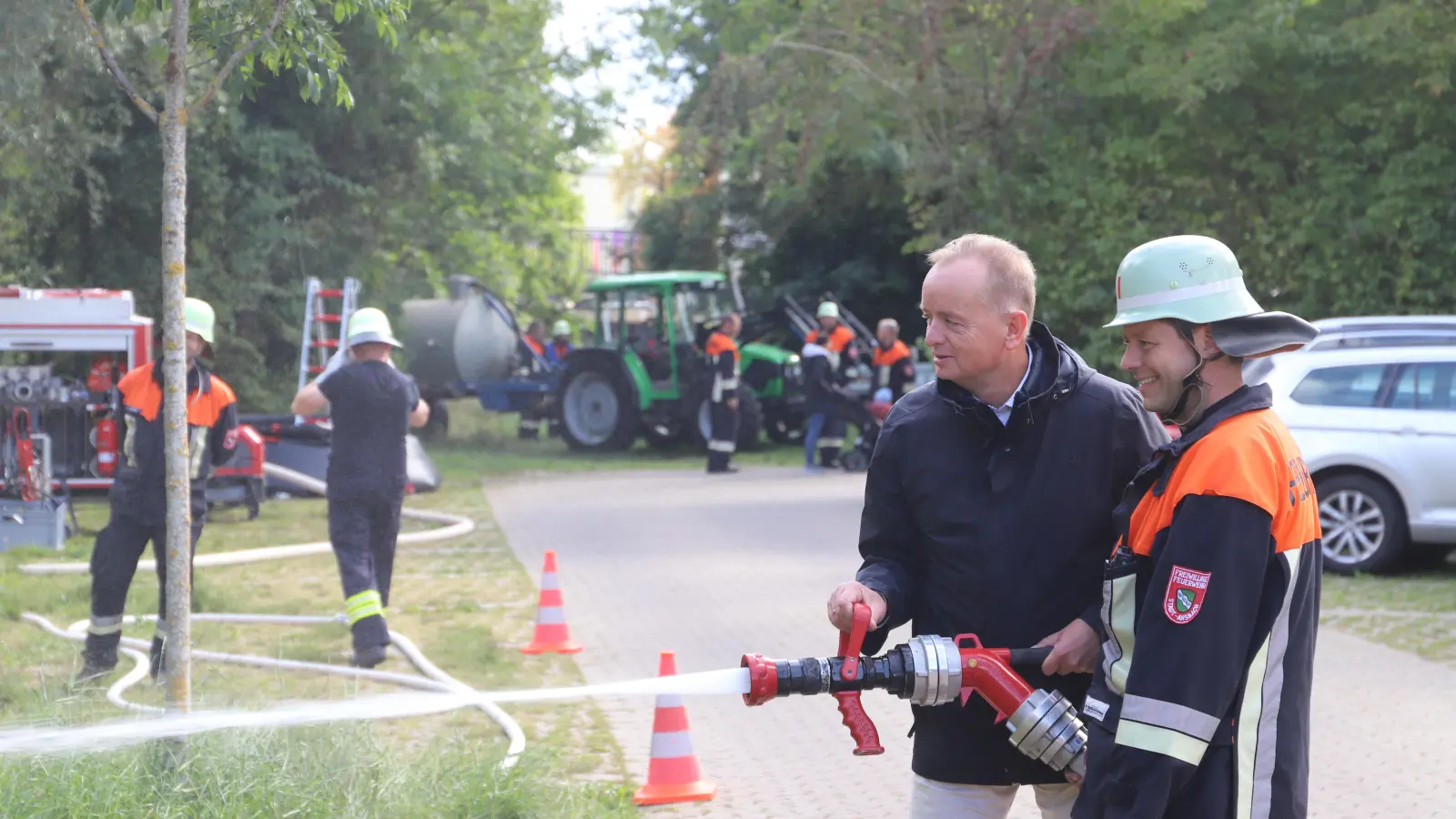 Der Oberbürgermeister darf oder muss mal ran. Für Thomas Deffner (vorne links) heißt es hier: „Wasser marsch!” (Foto: Oliver Herbst)