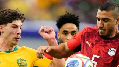 Der Ägypter Ramy Rabia (r) und der Australier Jordan Bos kämpfen um den Ball. (Foto: Tony Gutierrez/AP/dpa)