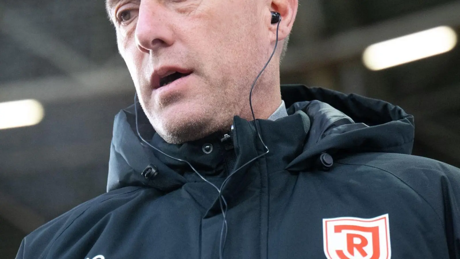 Joe Enochs, Trainer von Regensburg steht im Stadion. (Foto: Robert Michael/dpa)