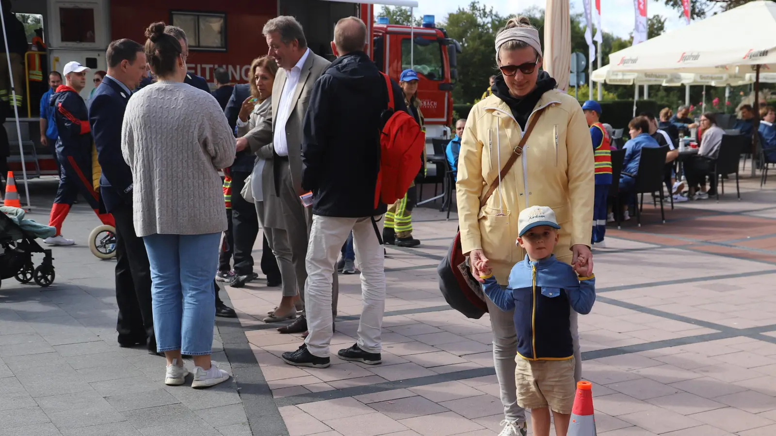 Am Samstag interessieren sich viele Kinder wie dieser Junge für das Geschehen rund um den Brandschutz. (Foto: Oliver Herbst)