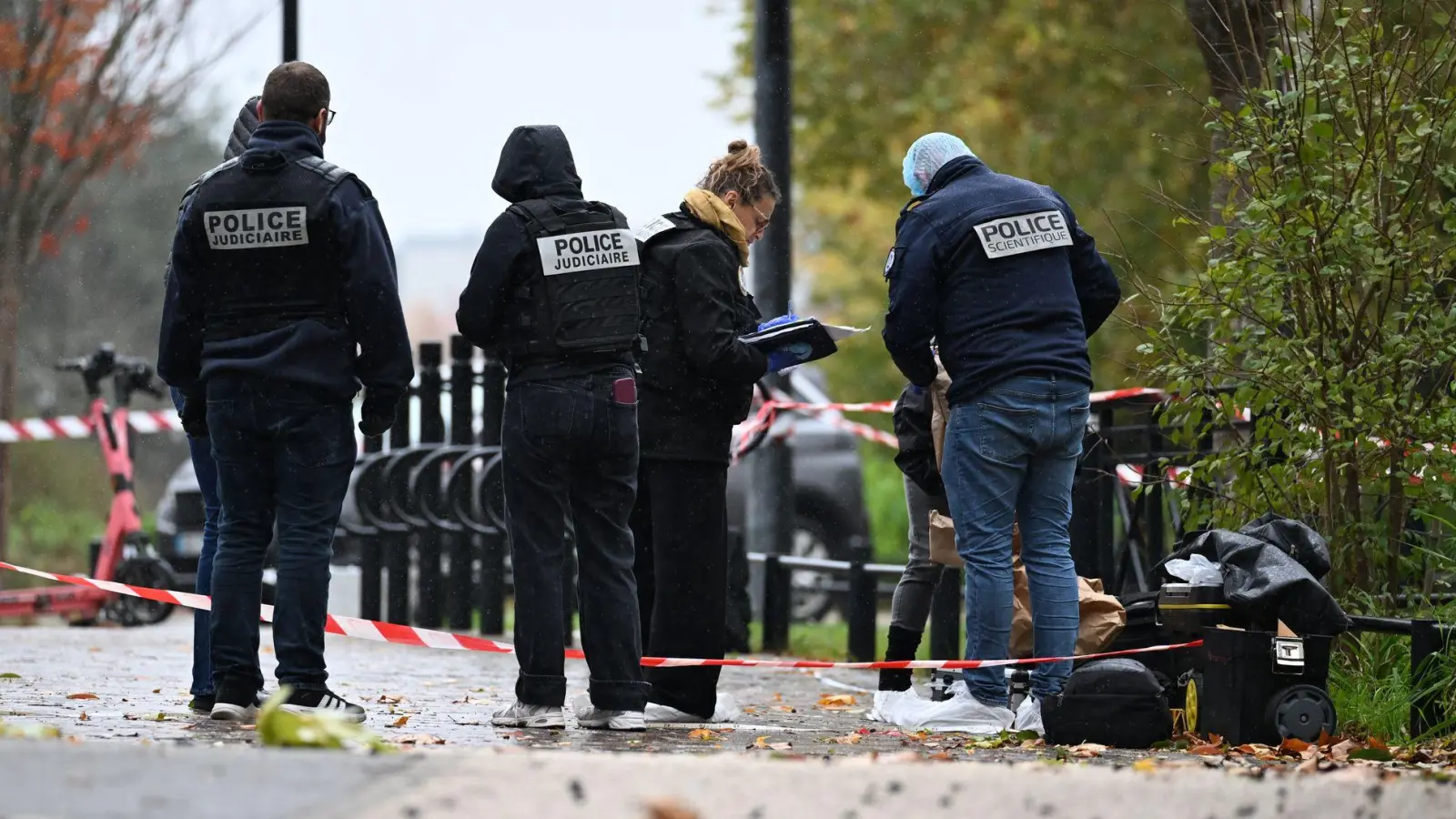 Bei dem Angriff wurde ein Mensch getötet und fünf weitere verletzt. (Foto: Emma Da Silva/AP/dpa)