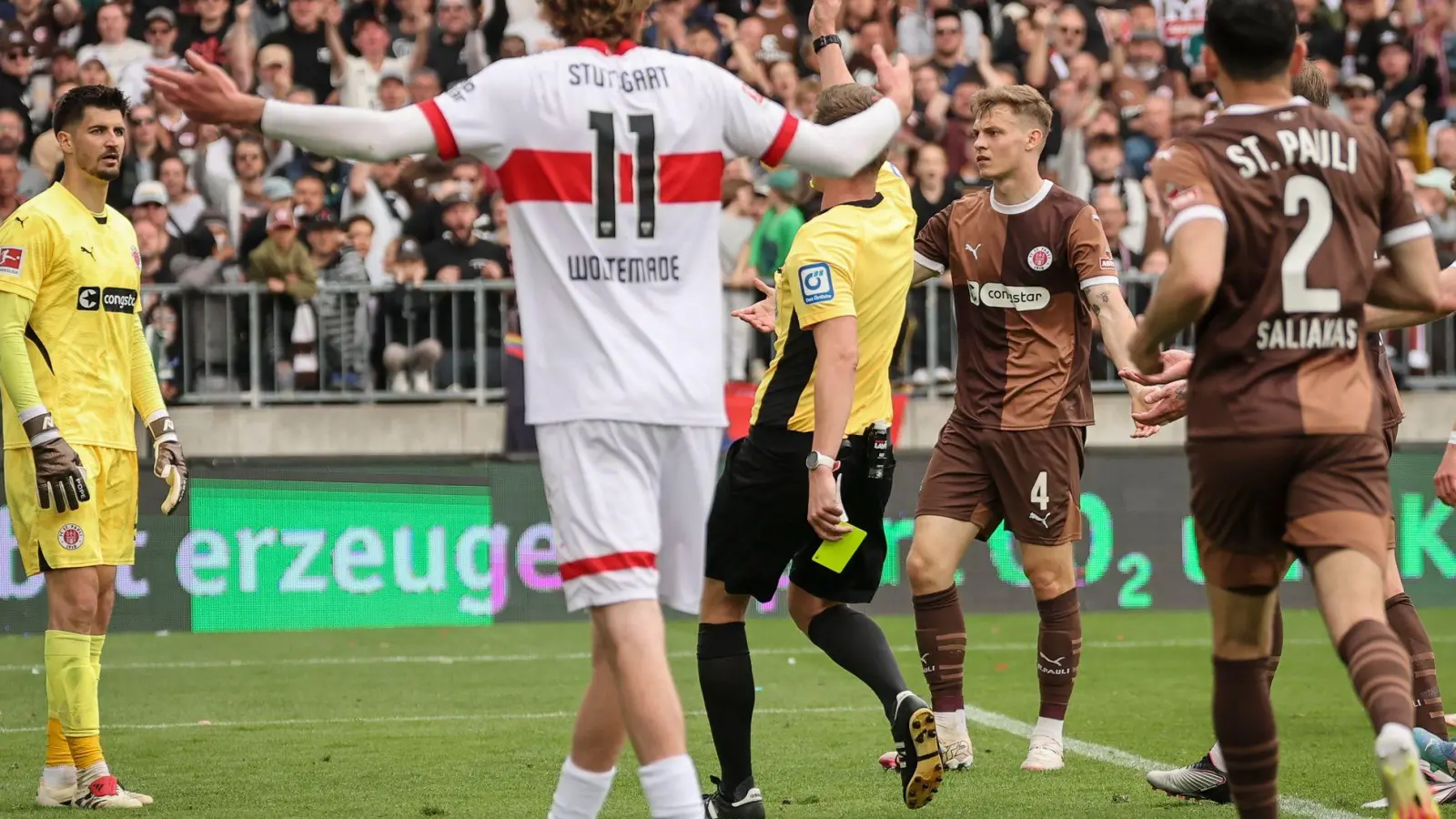 Pauli musste gegen Stuttgart lange in Unterzahl spielen. (Foto: Christian Charisius/dpa)