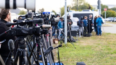 Vor Ort waren viele Medienvertreter. (Foto: Michael Matthey/dpa)