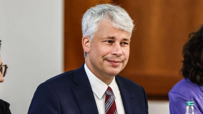 Extremes Niedrigwasser: Wie ist die Lage und was ist zu tun? Darüber hat in Bonn der neue Bundesverkehrsminister Bilger bei einem „Spitzentreffen“ mit Wirtschaftsvertretern, Verbänden und Behörden gesprochen. (Foto: Oliver Berg/dpa)