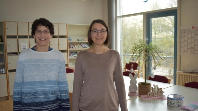 Pfarrerin Christiane Schäfer (links) und die evangelische Religionspädagogin Carolina Krug unterrichten das Modell-Projekt „Rumek“ an der Comeniusgrundschule. (Foto: Niephaus)
