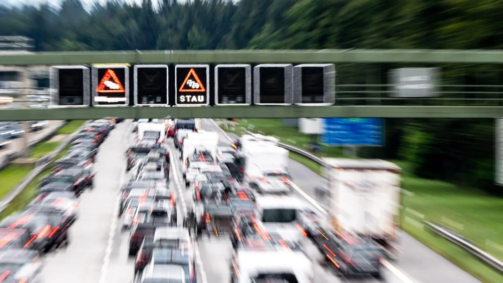 Gewusel und Stop-and-go: Manchmal ist es gar nicht so einfach, die Augen überall zu haben und dann kracht's schon mal. (Foto: Matthias Balk/dpa/dpa-tmn)