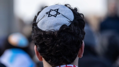 Um Antisemitismus zu bekämpfen, stellt ein Bündnis konkrete Forderungen auf (Symbolbild). (Foto: Hannes P Albert/dpa)