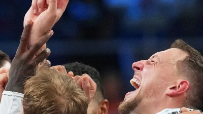 Basketball: EM, Deutschland - Finnland, K.o.-Runde, Halbfinale, Deutschlands Spieler um Daniel Theis (r) jubeln nach dem Sieg. (Foto: Sergei Grits/AP/dpa)