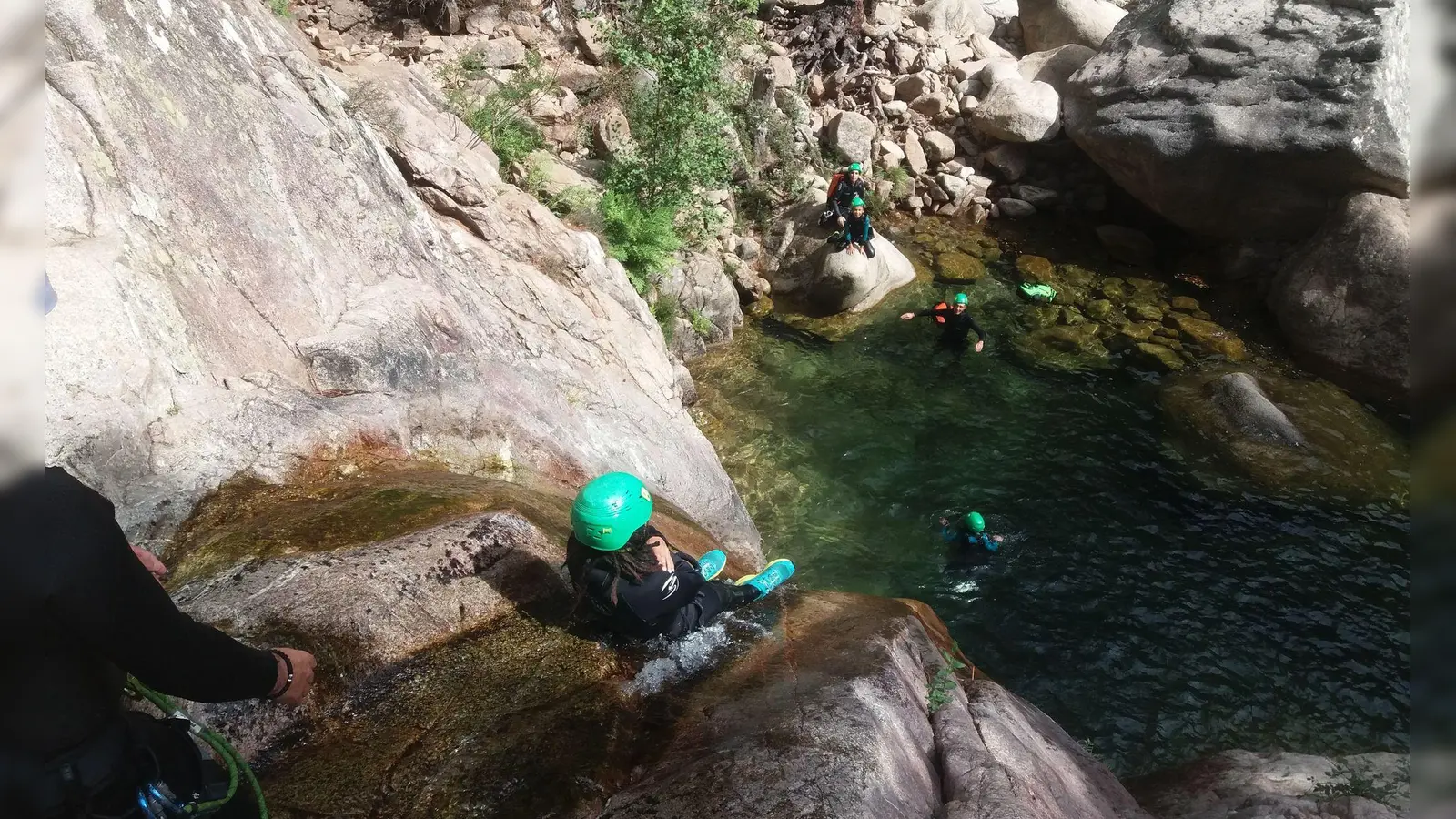 Nach einem Sprung beim Canyoning ist eine Frau querschnittgelähmt. (Symbolbild)  (Foto: Florian Sanktjohanser/dpa-tmn)