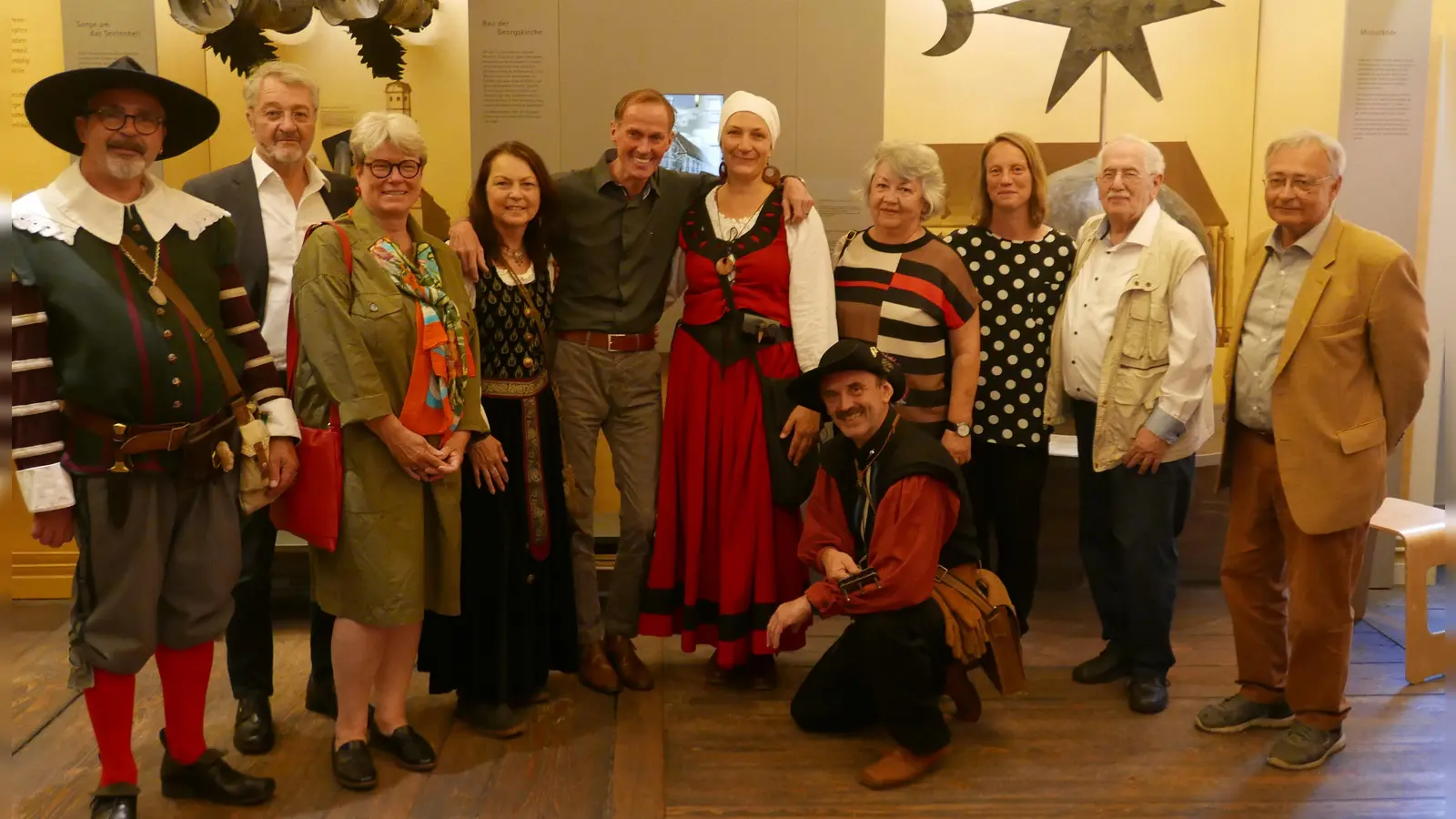 Festredner und Verantwortliche des Hauses präsentieren sich mit dem von Darstellerinnen der „Dinkelsbühler Reichsstädter – Freunde historischer Spiele“ umrahmten Oberbürgermeister Dr. Christoph Hammer. (Foto: Roman Kocholl)