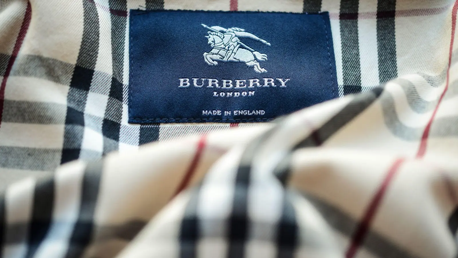 Burberry wurde 1856 in England gegründet und ist unter anderem für seine Trenchcoats, karierten Schals und andere Luxusartikel bekannt. (Archivbild) (Foto: picture alliance / dpa)