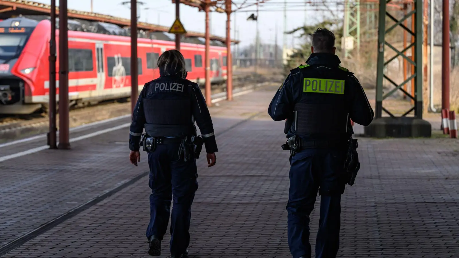 Stationäre Grenzkontrollen sind im Schengen-Raum eigentlich nicht vorgesehen und müssen, da wo sie trotzdem eingerichtet werden, bei der EU-Kommission angemeldet werden. (Archivfoto) (Foto: Patrick Pleul/dpa)