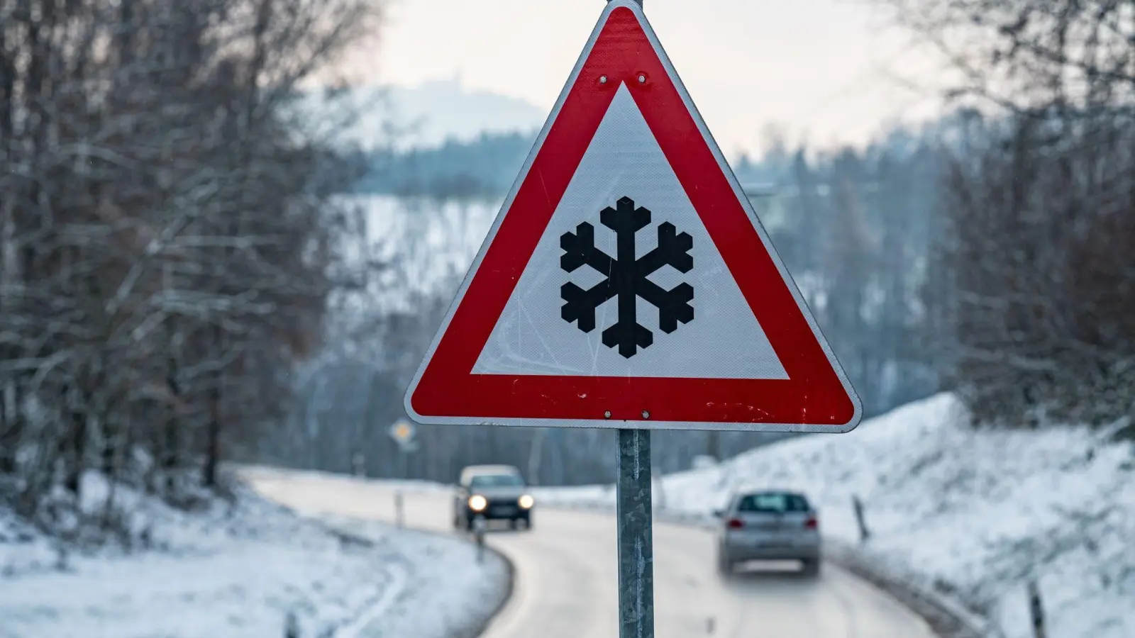 Rund um Neustadt/Aisch endete für mehrere Autofahrer wegen Glatteis die Fahrt im Graben. (Symbolbild: Armin Weigel/dpa)