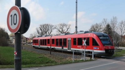 Die Aischgrundbahn fährt über den bisher noch unbeschrankten Bahnübergang in Ipsheim. (Archivfoto: Eckard Dürr)