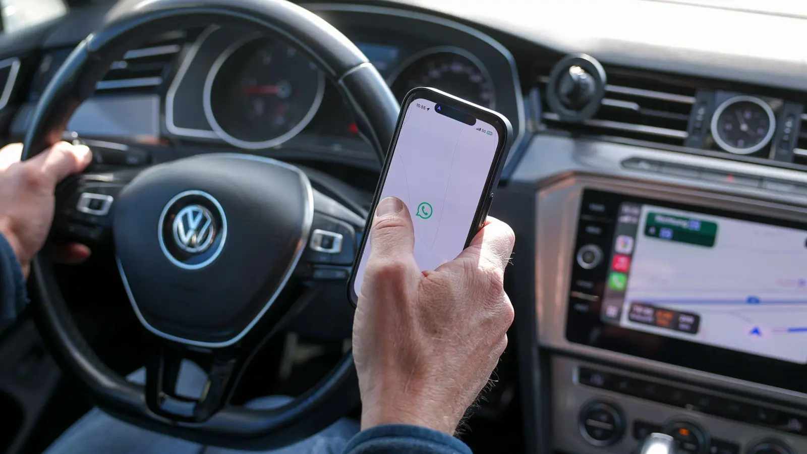 Die mit der Digitaltechnik im Auto einhergehende Ablenkung erhöht nach Analyse der Allianz das Unfallrisiko ganz erheblich. (Symbolbild)  (Foto: Jan Woitas/dpa)