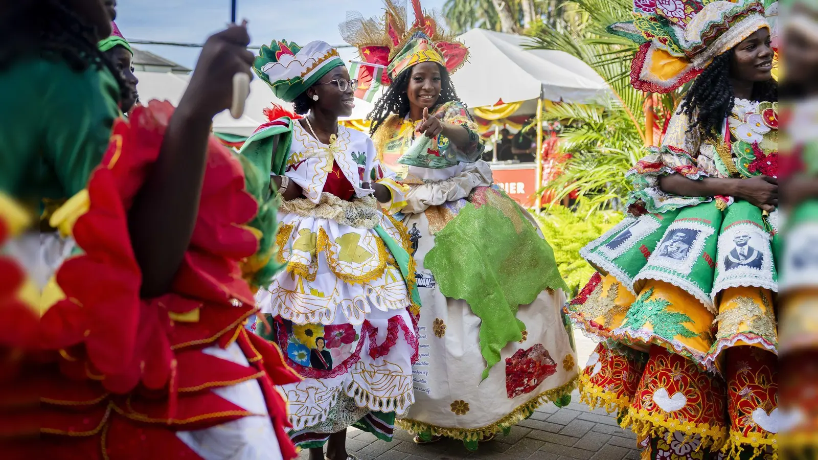 Bunt gekleidete Gäste feiern im Garten des Präsidentenpalastes von Suriname. (Foto: Remko De Waal/ANP/dpa)