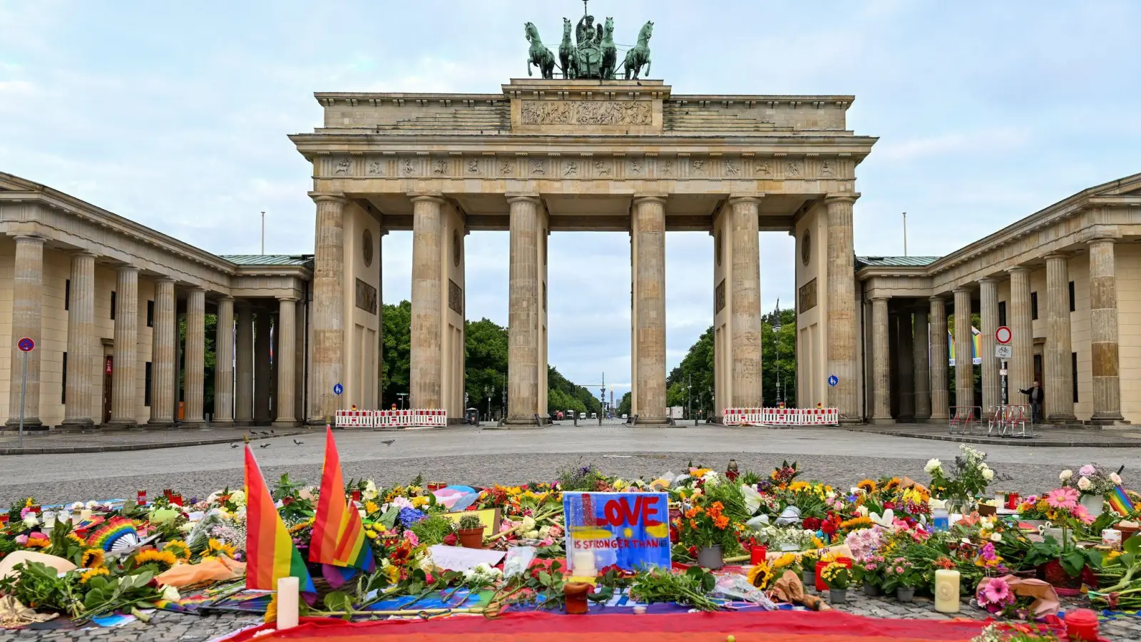 Am Brandenburger Tor wird dem Anschlag gedacht.  (Foto: Soeren Stache/dpa)